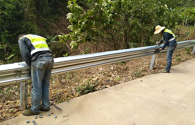 淮南高速公路护栏的定期维护与保养