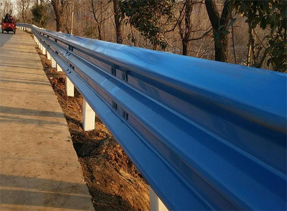 淮南公路波形护栏板的优点
